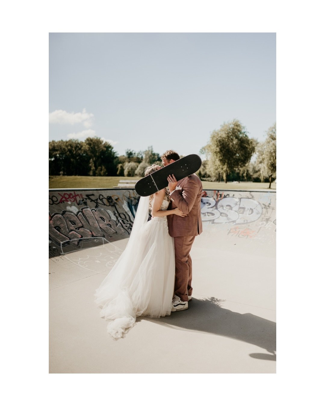 Ik reisde als trouwfotograaf naar de andere kant van Nederland voor de bruiloft van J&amp;J. 🤍

Maar hoe kwamen zij helemaal bij mij terecht? Nou, door heel internet af te struinen en uiteindelijk bij mij uit te komen. Wat een compliment! 🥹

Vorig 