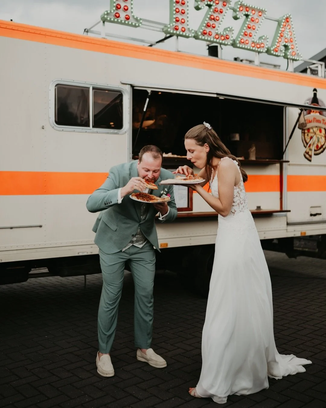 Trouwen bij Gasterij Onder de Panne met een spectaculaire entree 🚒🤍

Dat deden M &amp; N! Met loeiende sirenes kwam de N. zijn aanstaande ophalen.

Als trouwfotograaf mocht ik hun prachtige bruiloft vastleggen. We begonnen de dag met een fotoshoot 