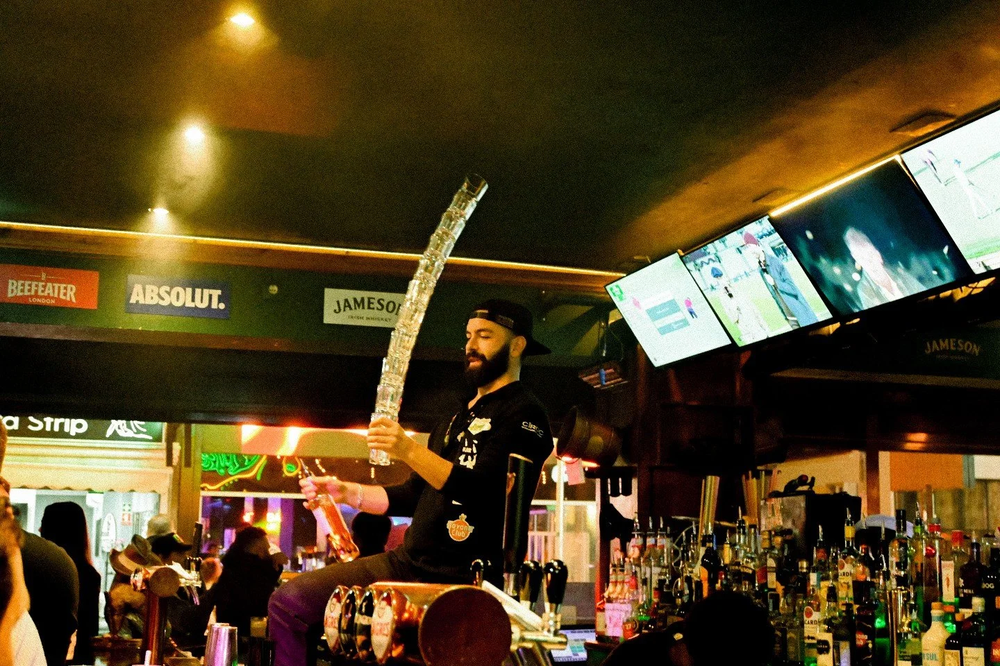 Every night at Legends hits different ✨🍸
Good vibes, great people and moments you don&rsquo;t forget &mdash; that&rsquo;s the Legends way.

#OnlyAtLegends #LegendsBarAlbufeira #AlbufeiraNights #AlbufeiraNightlife #IrishBarAlbufeira #NightlifePortuga