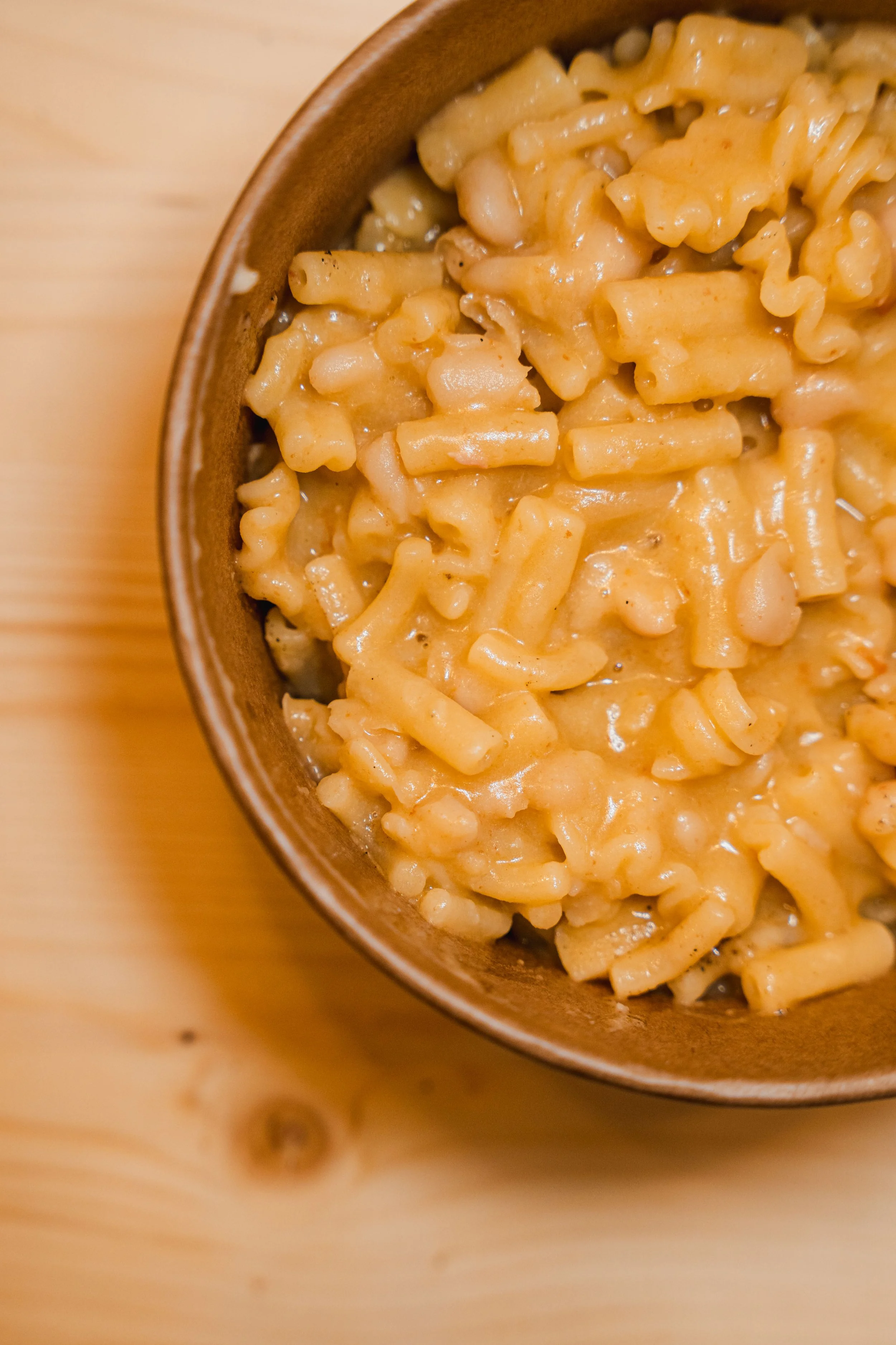 Pasta e fagioli preparata secondo la tradizione, cremosa e saporita, come a casa.