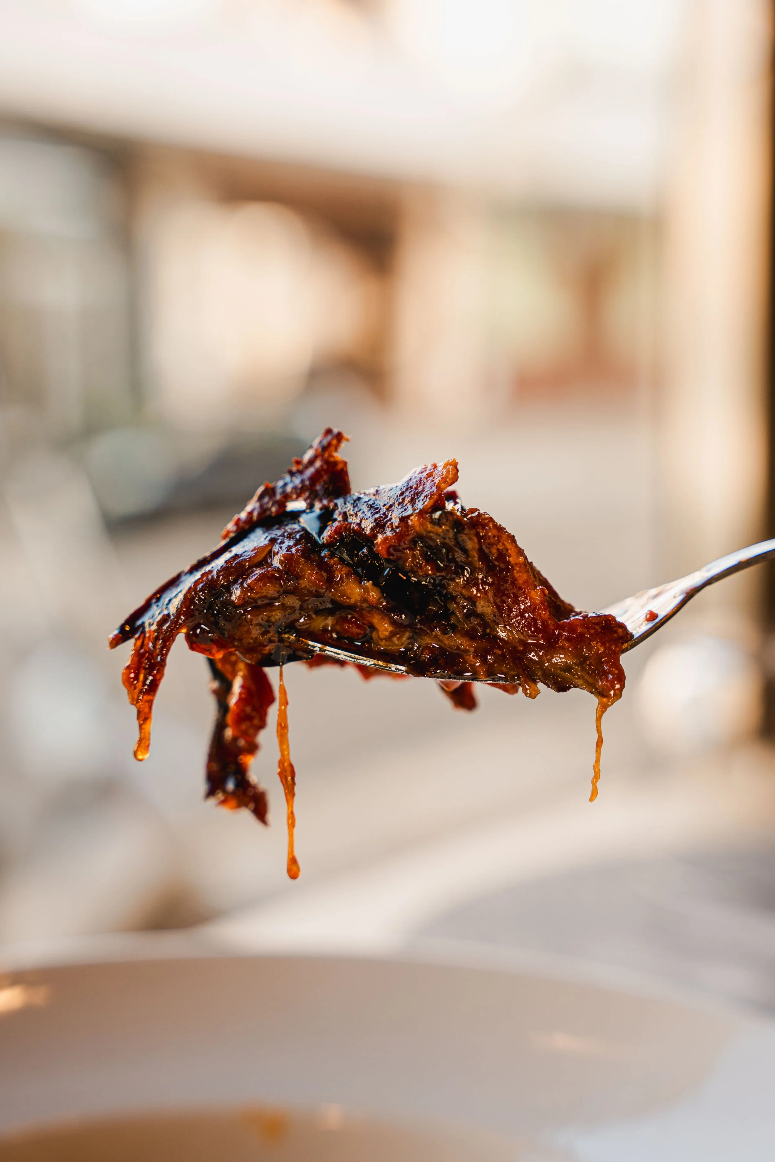Dettaglio di parmigiana di melanzane forchettata pronta per l’asporto e il takeaway, cucina tradizionale napoletana