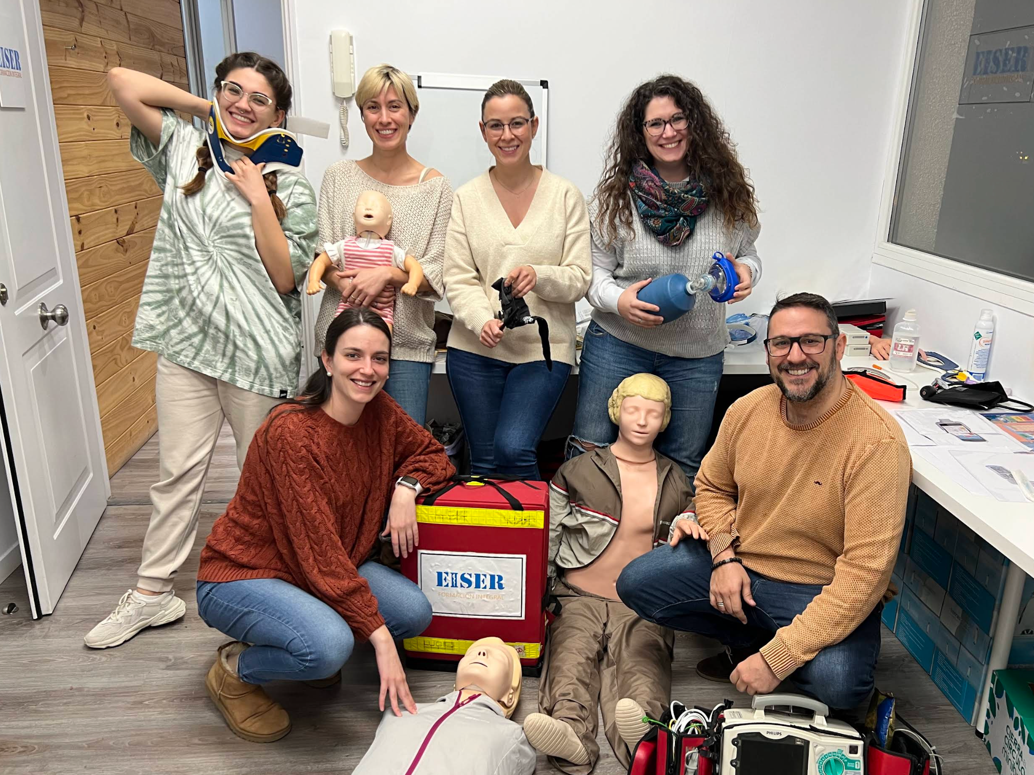 Grupo de personas entrenando casos prácticos de enfermería en EISER Formación