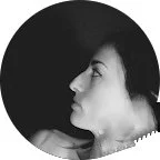 Retrato en perfil de una mujer con fondo negro