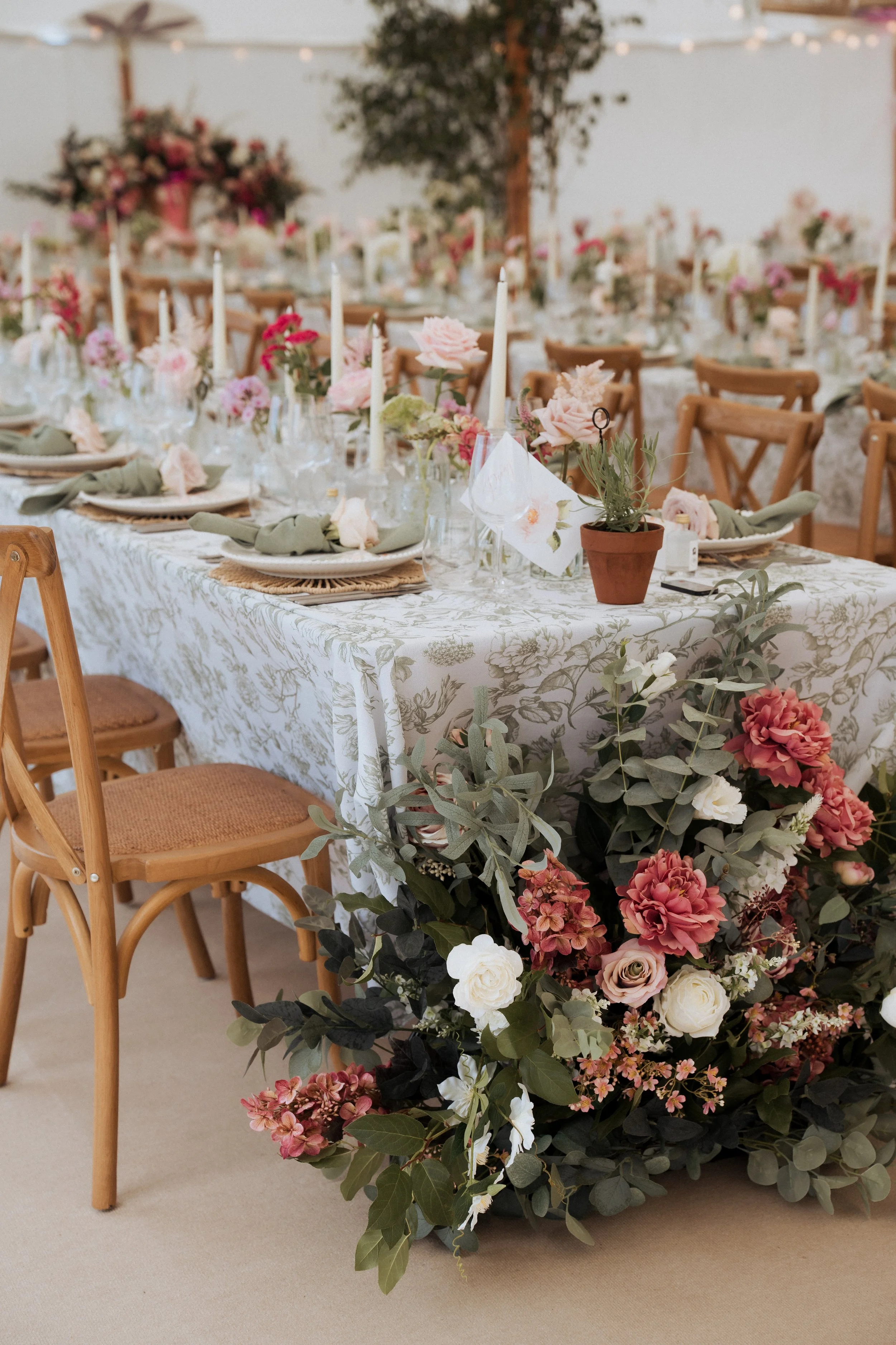 Wedding Tablescape - Candles, Tablecloth, Florals, Charger Plates, Napkins, Cutlery, Isle of Man