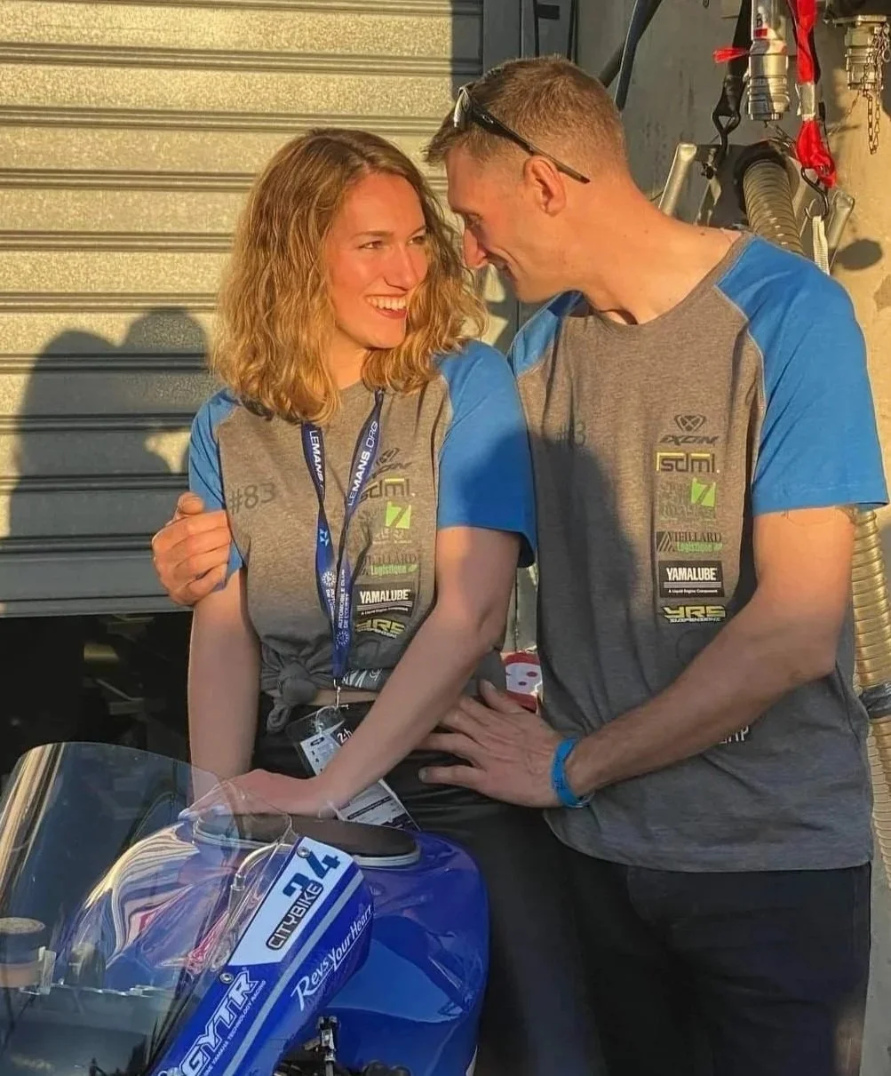 Couple complice sur une yamaha