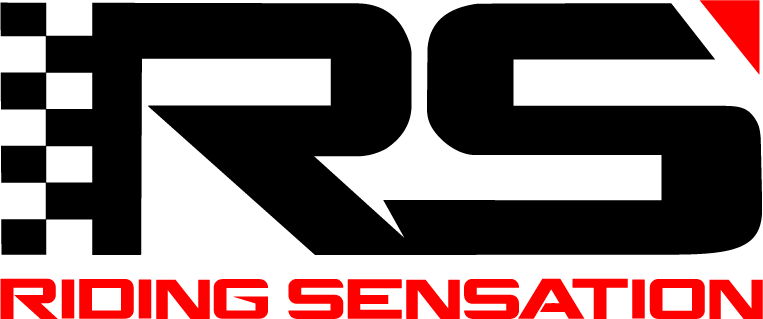 Logo de la marque 'Riding Sensation' en noir avec texte rouge en dessous, sur fond blanc.