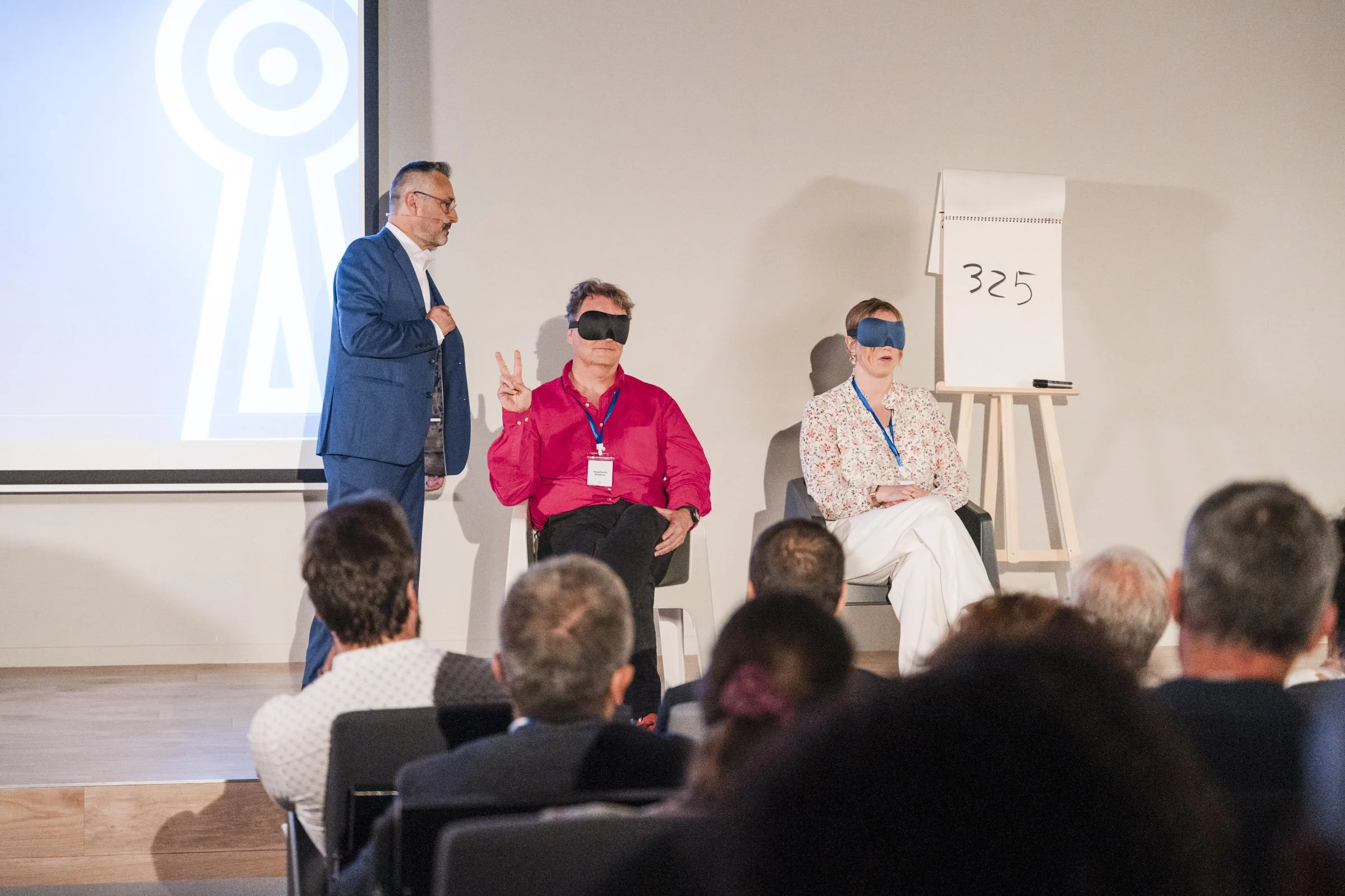 Participants aux yeux bandés lors d'une expérience de mentalisme animée par Jerome Viro