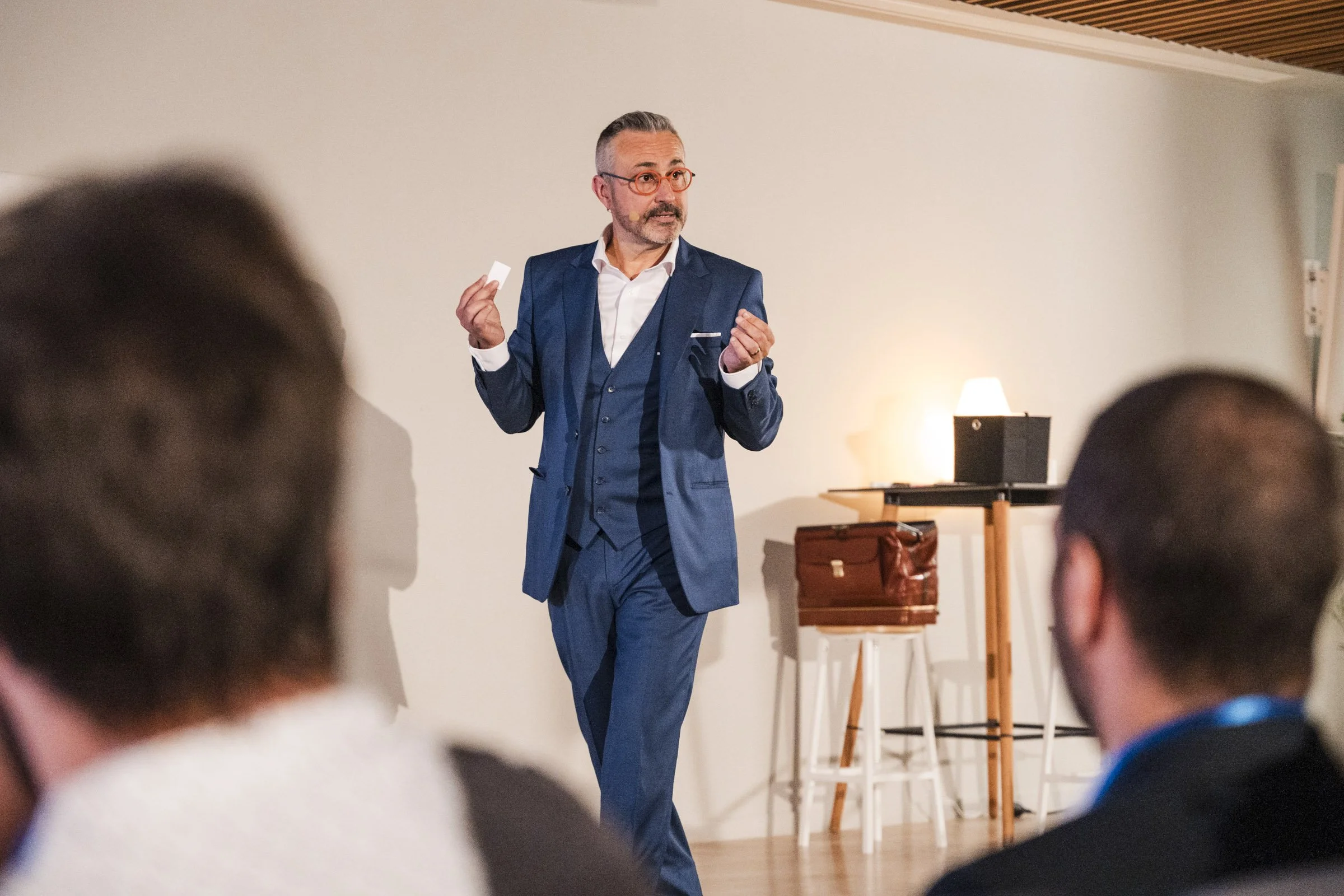 Jerome Viro, mentaliste et conférencier, en intervention sur scène devant un public d'entreprise