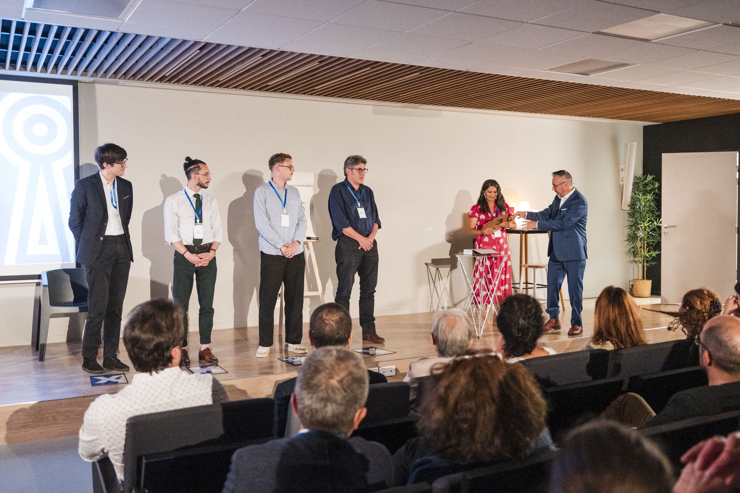 Mentalisme sur mesure lors d'une remise de prix en entreprise