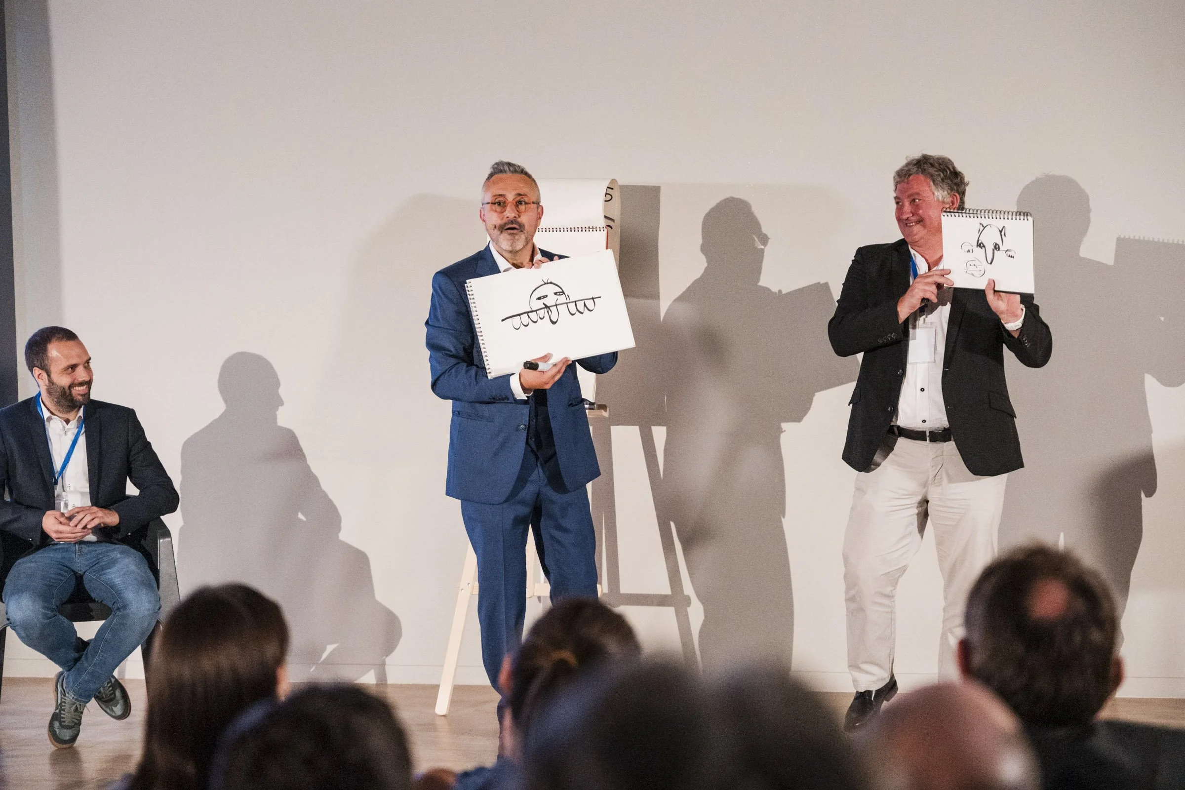 Duplication de dessin sur scène : Jerome Viro et un participant montrent le même dessin