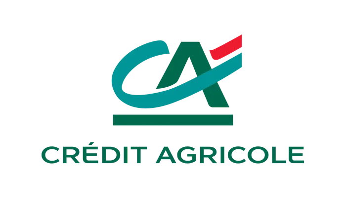 Logo de Crédit Agricole avec une stylisation en forme de lettre C verte, une touche de rouge sur un élément en haut, et le texte "CRÉDIT AGRICOLE" en dessous.