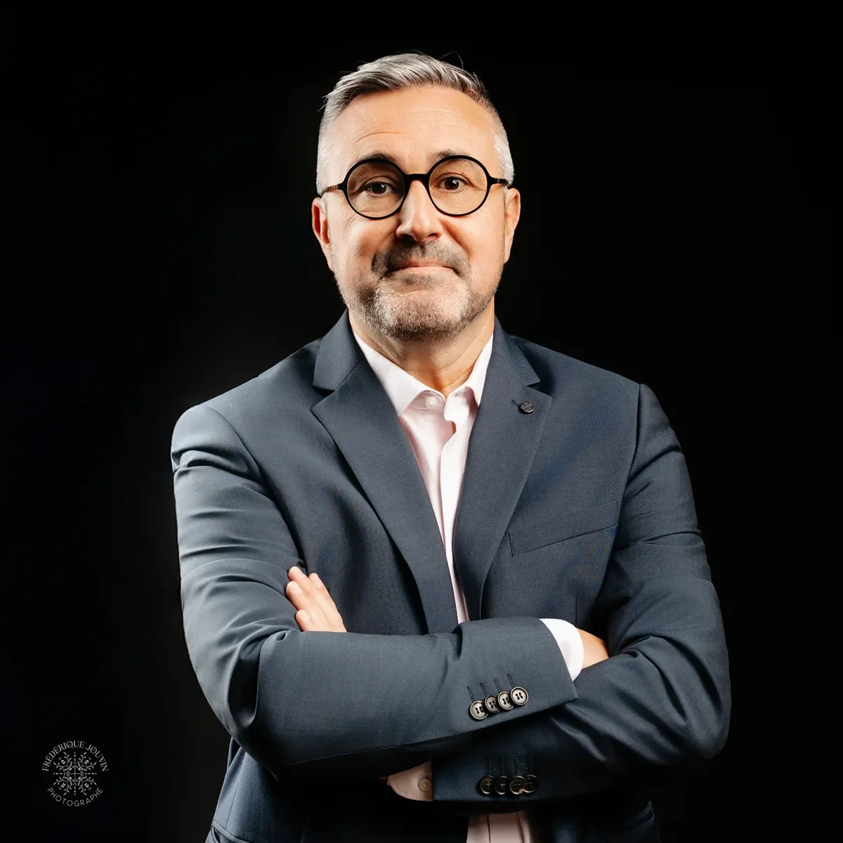 Portrait de Jerome Viro, conférencier mentaliste, pour la réservation d'interventions en entreprise, conférences et team building.