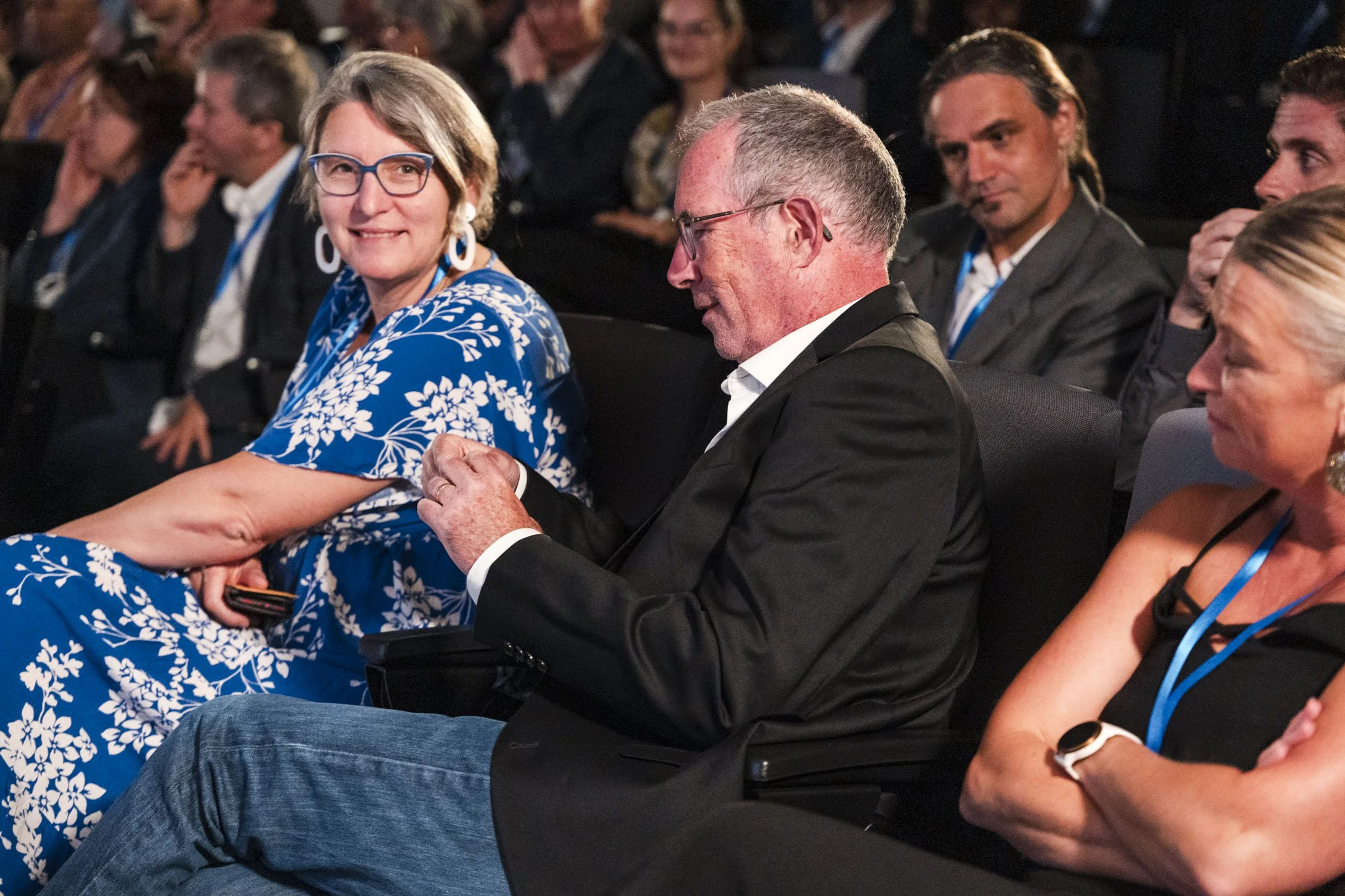 Spectateurs absorbés par une démonstration de mentalisme de Jerome Viro