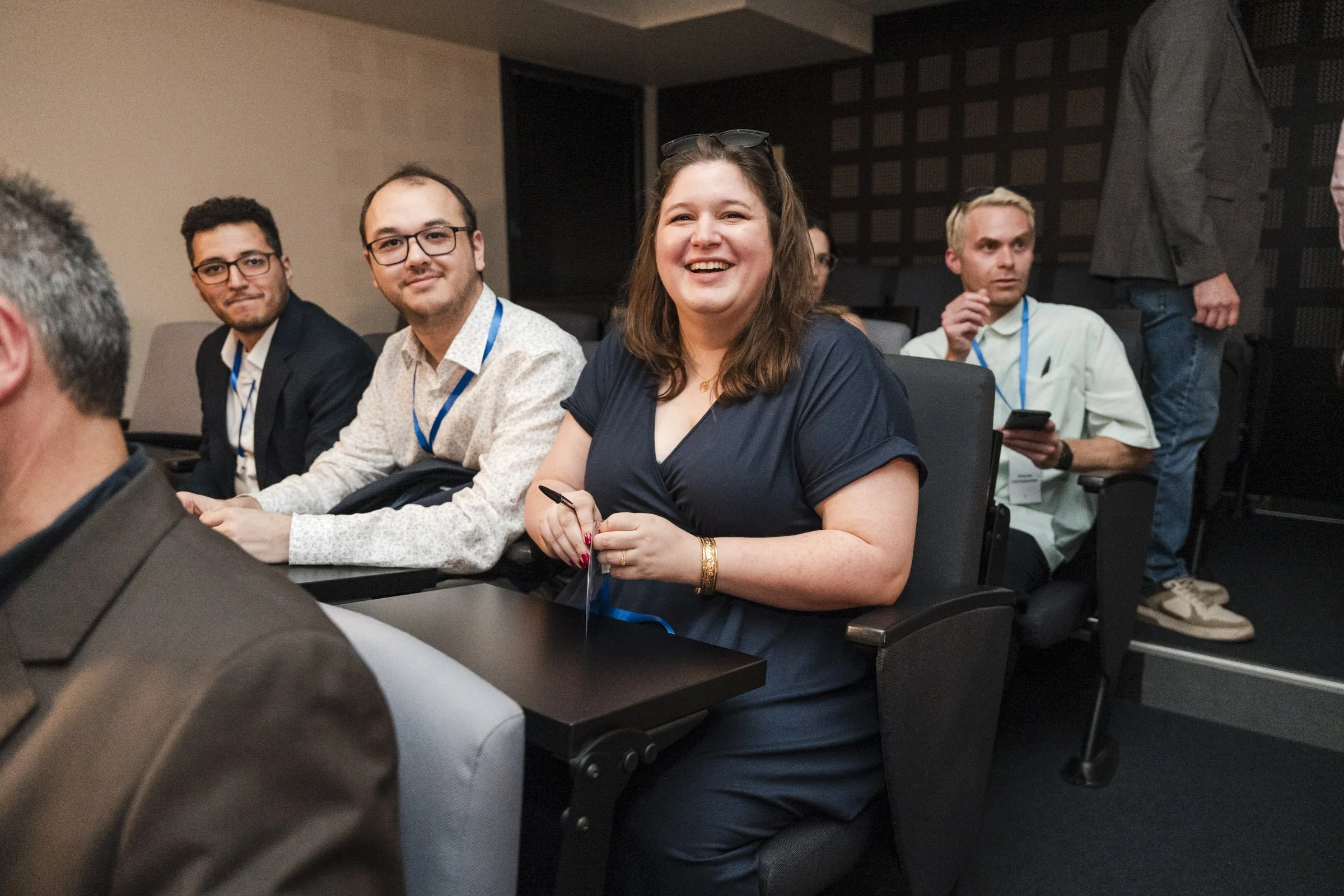 Participants souriants pendant une expérience de mentalisme en séminaire d'entreprise