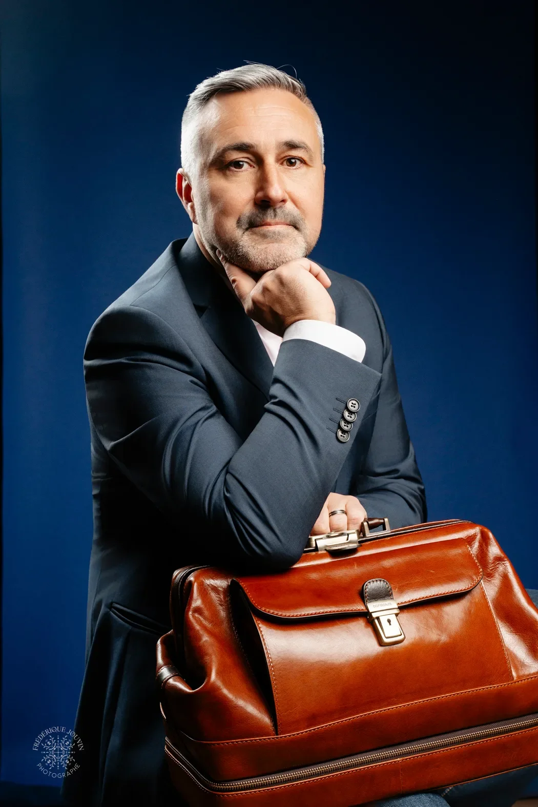 Jerome Viro, conférencier mentaliste, proposant une expérience privée et confidentielle pour VIP, comités de direction et cercles restreints cherchant l'exclusivité absolue.