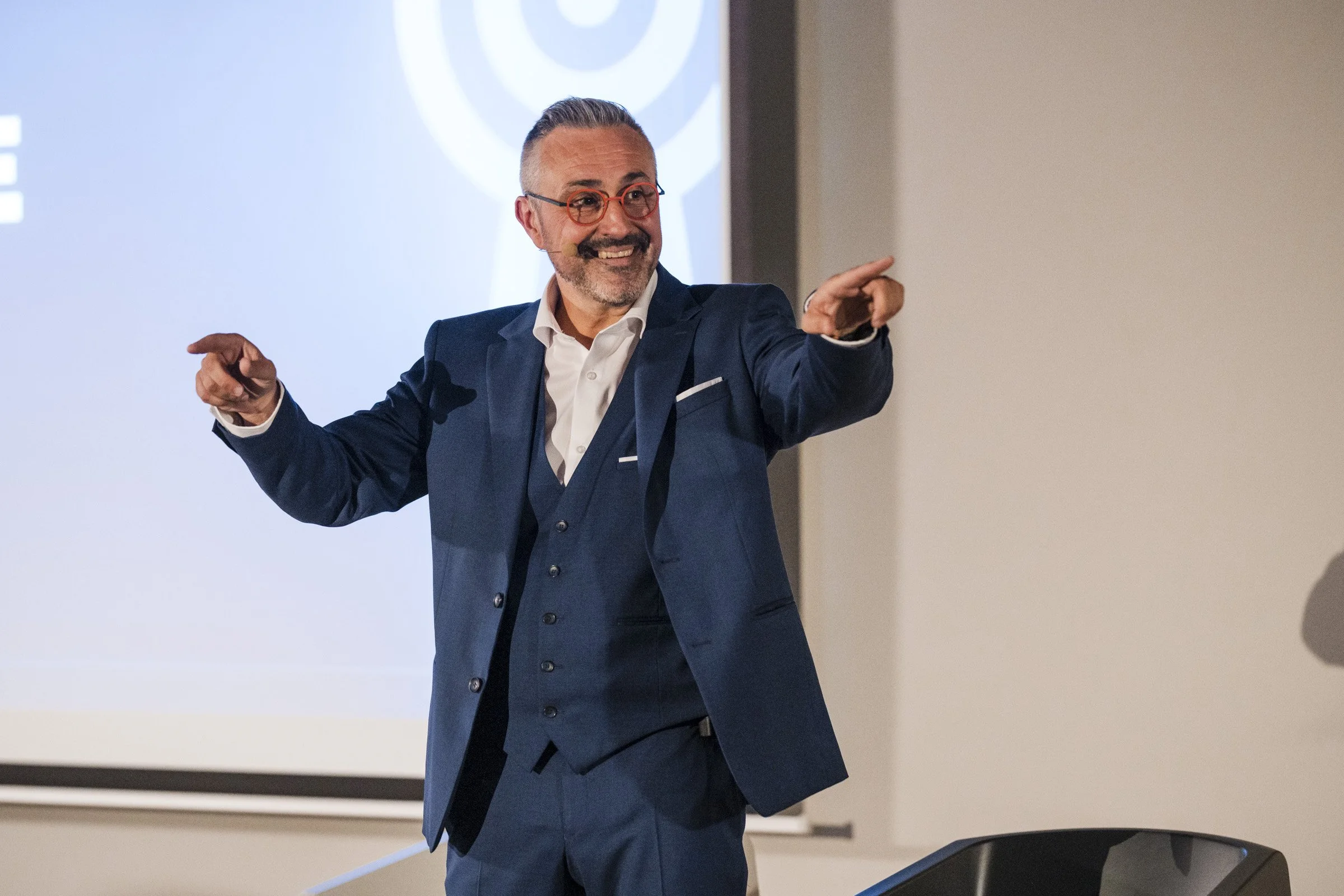Jerome Viro en keynote, démonstration de mentalisme devant une salle