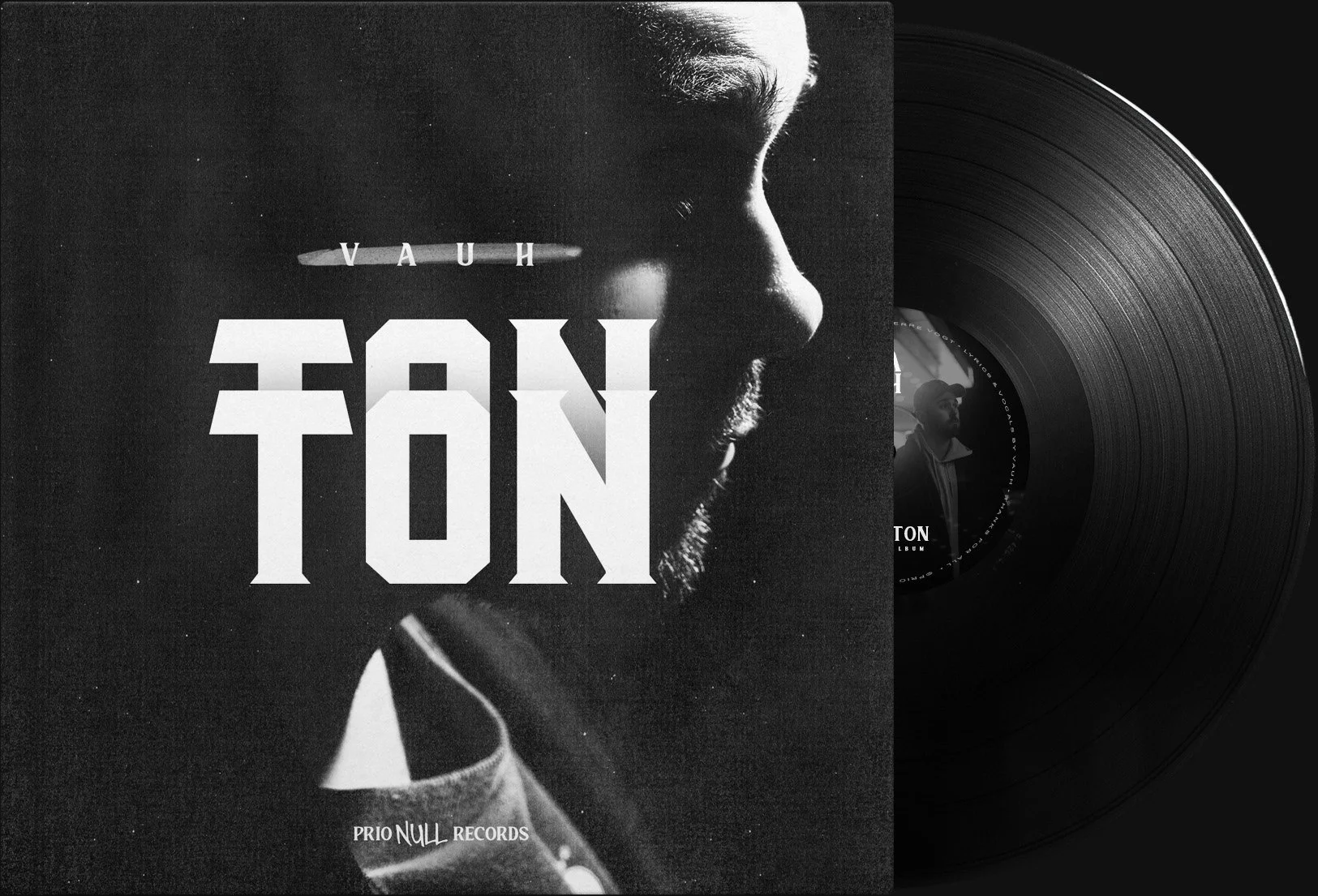 Schwarze Vinyl-Schallplatte und Cover eines Albums, das einen Mann in Profil zeigt, mit Text 'Vauh Ton' und 'Prio Null Records'.