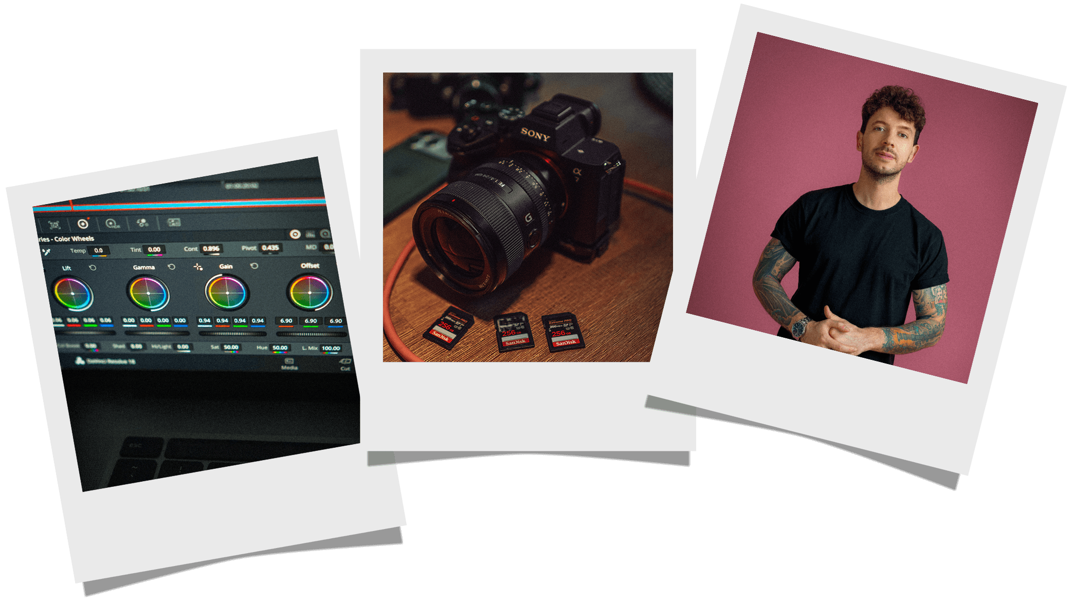 Drei Polaroid-Bilder übereinander. Das erste zeigt ein Laptop mit Farbkorrektur-Software. Das zweite zeigt eine Sony-Kamera mit zwei Speicherkarten. Das dritte zeigt einen jungen Mann mit Tattoos vor einem pinken Hintergrund.
