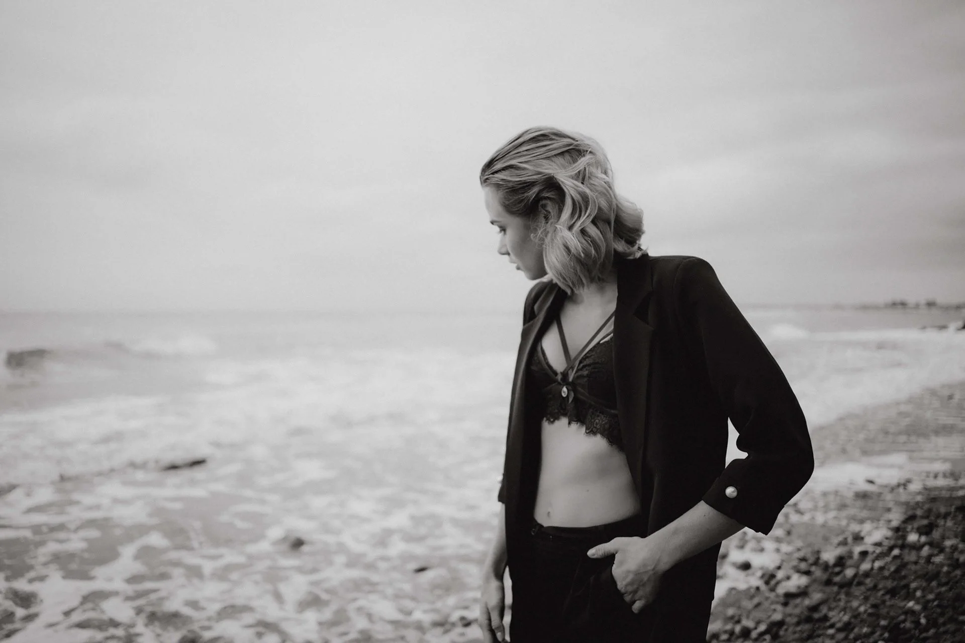 Schwarz-weiß-Foto eines nachdenklichen Mädchens am Strand