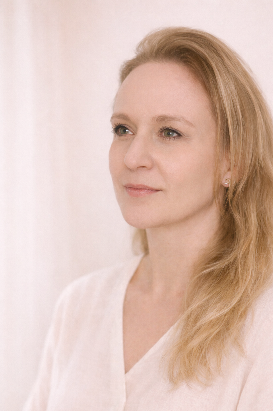 Nahaufnahme eines lächelnden, rotenhaaringen Avatars eines Mädchens mit neutralem Hintergrund