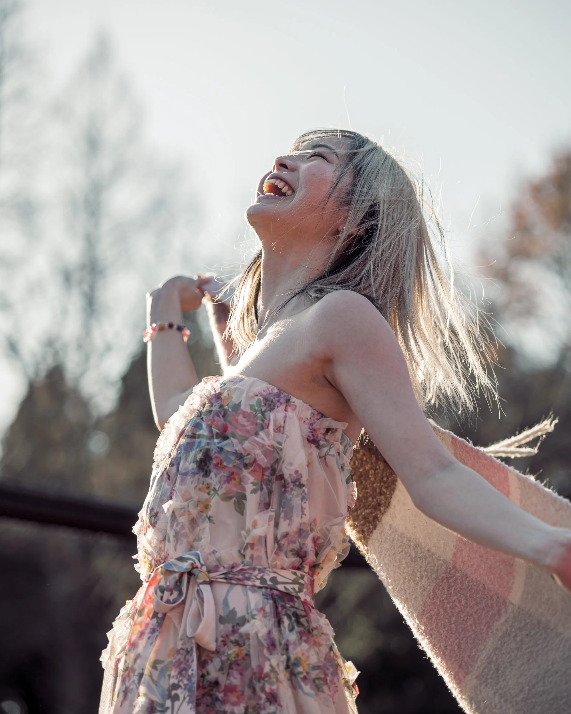 笑顔の女性が風を感じている様子