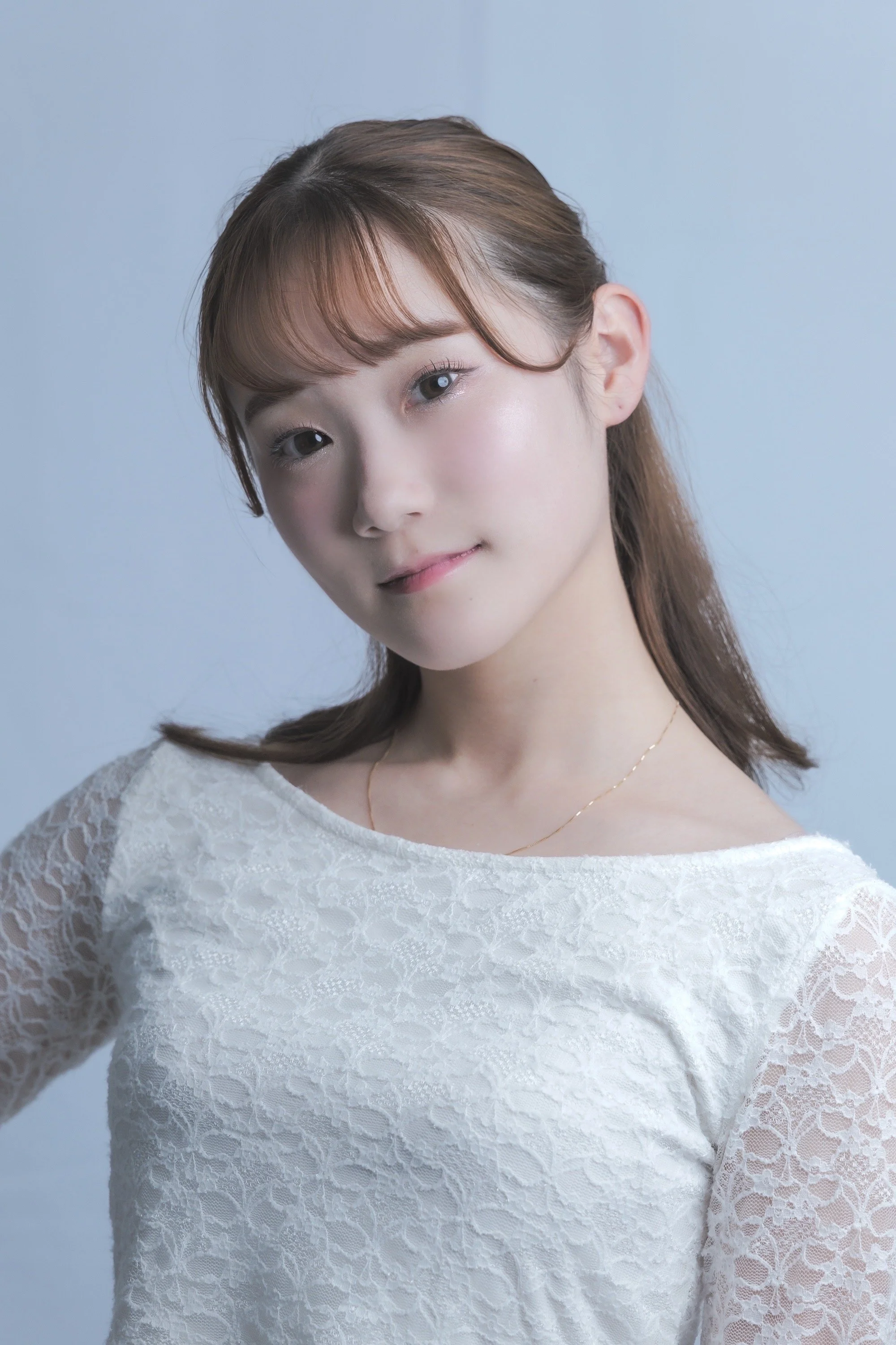 白いレースのトップスを着た若い女性のポートレート