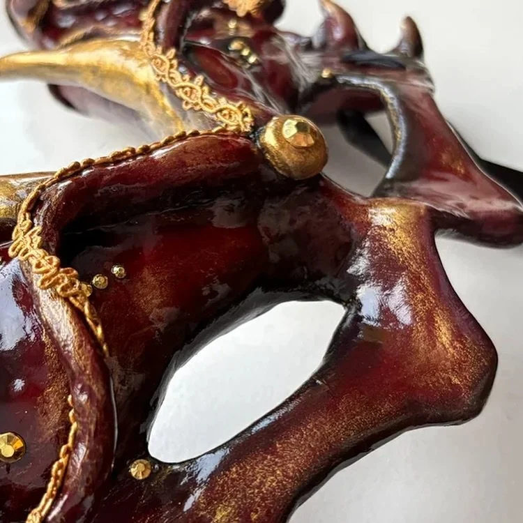 Close ups 🎭
.
.
.

#modelmaker #maskmaker #sculptor #masquerade #paperclay #paperclaymask #maskartist #artist #maskart #horns #design #project #sculpting #painting