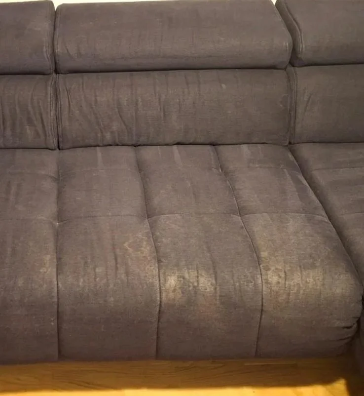 Smeđa tkanina sofa s vidljivim tragovima korištenja i mrljama na sjedalima