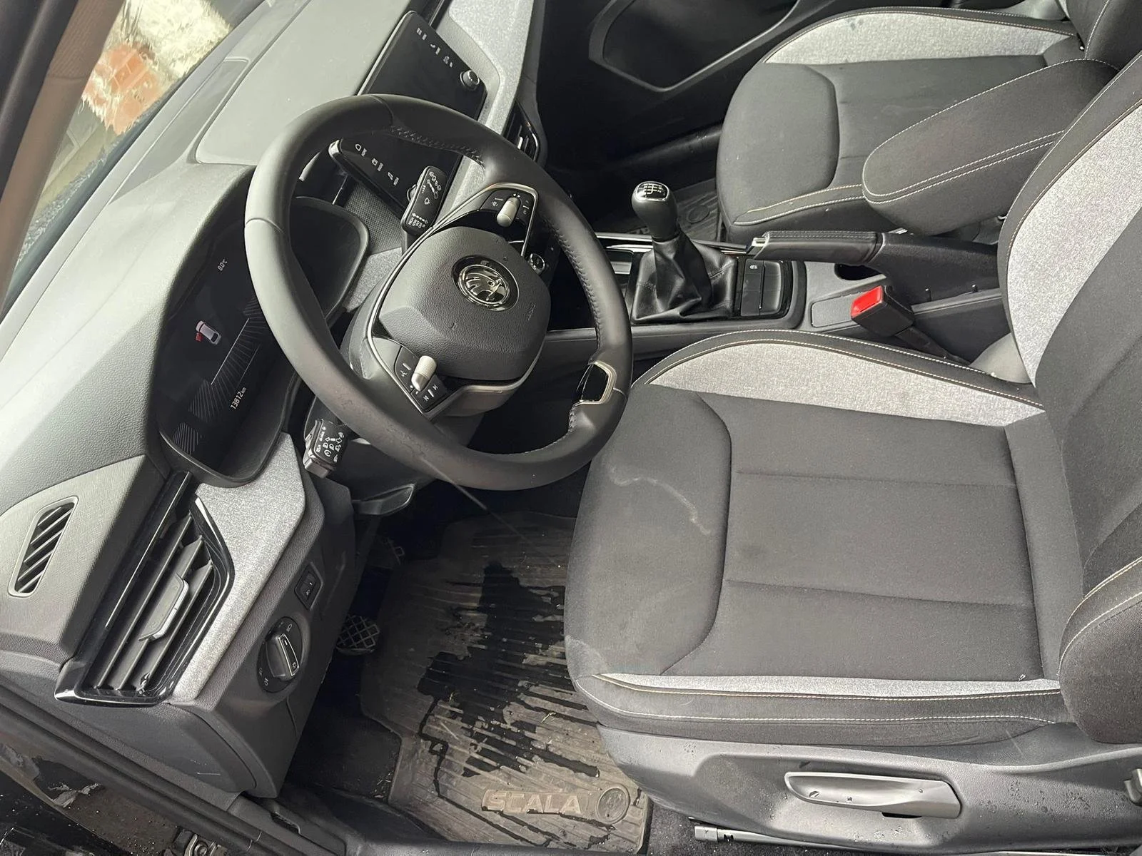 Unutrašnjost Volkswagen automobila s volanom, kontrolnom pločom, mjenjačem i podnom prostirkom