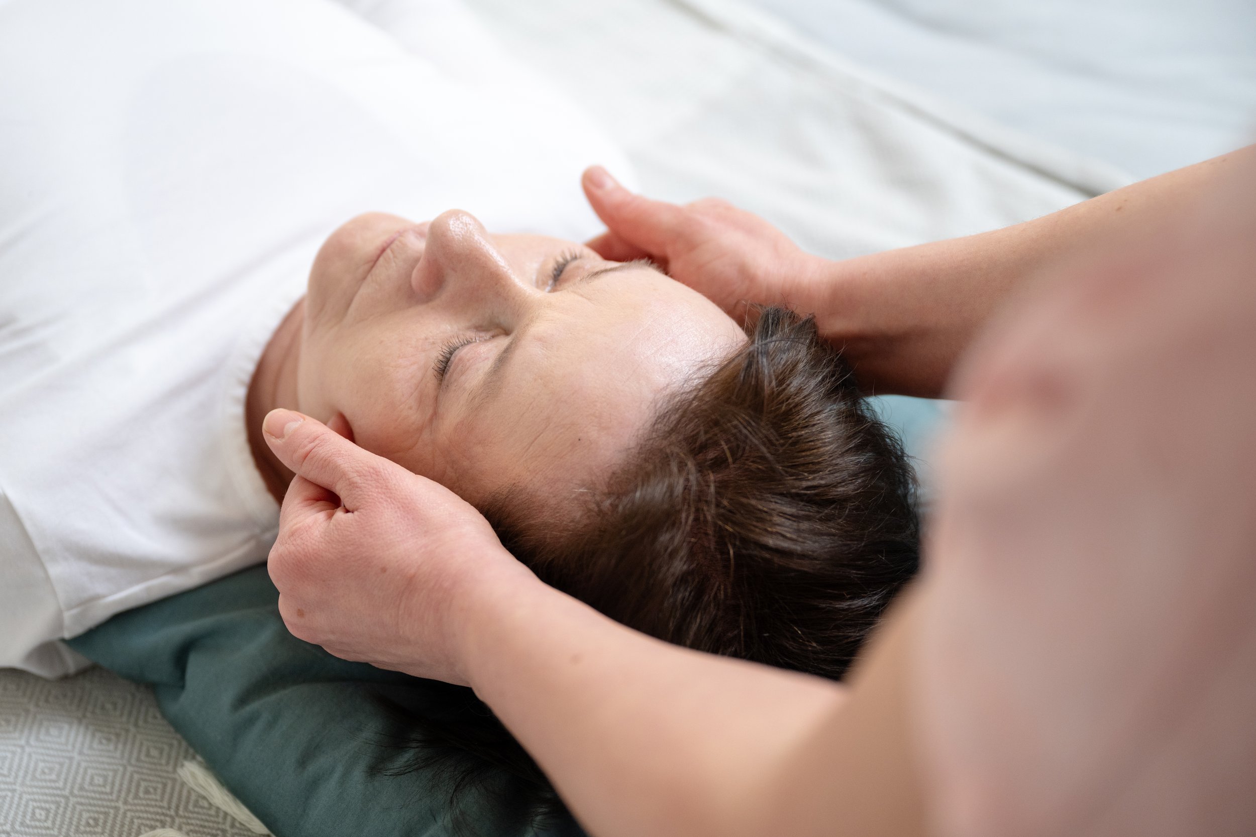Sanfte Shiatsu Kopfbehandlung zur Förderung von Entspannung und innerer Ruhe.