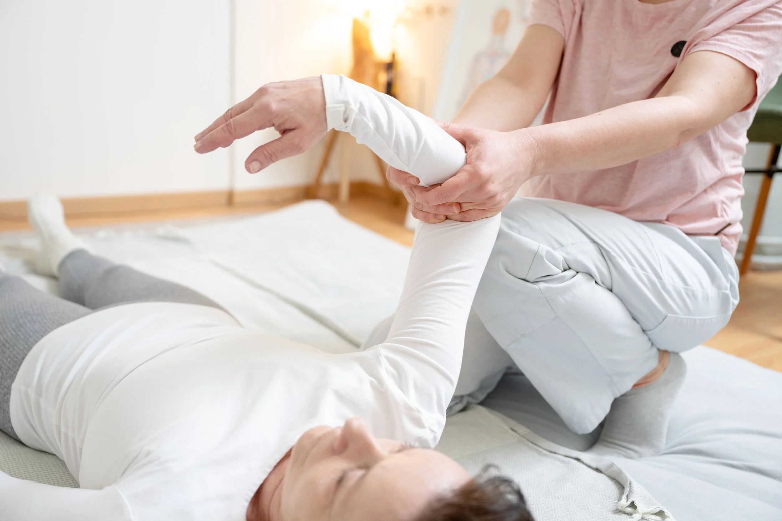 Achtsame Shiatsu Therapie in Bern – sanfte Berührung und Meridianarbeit für Körper und Geist