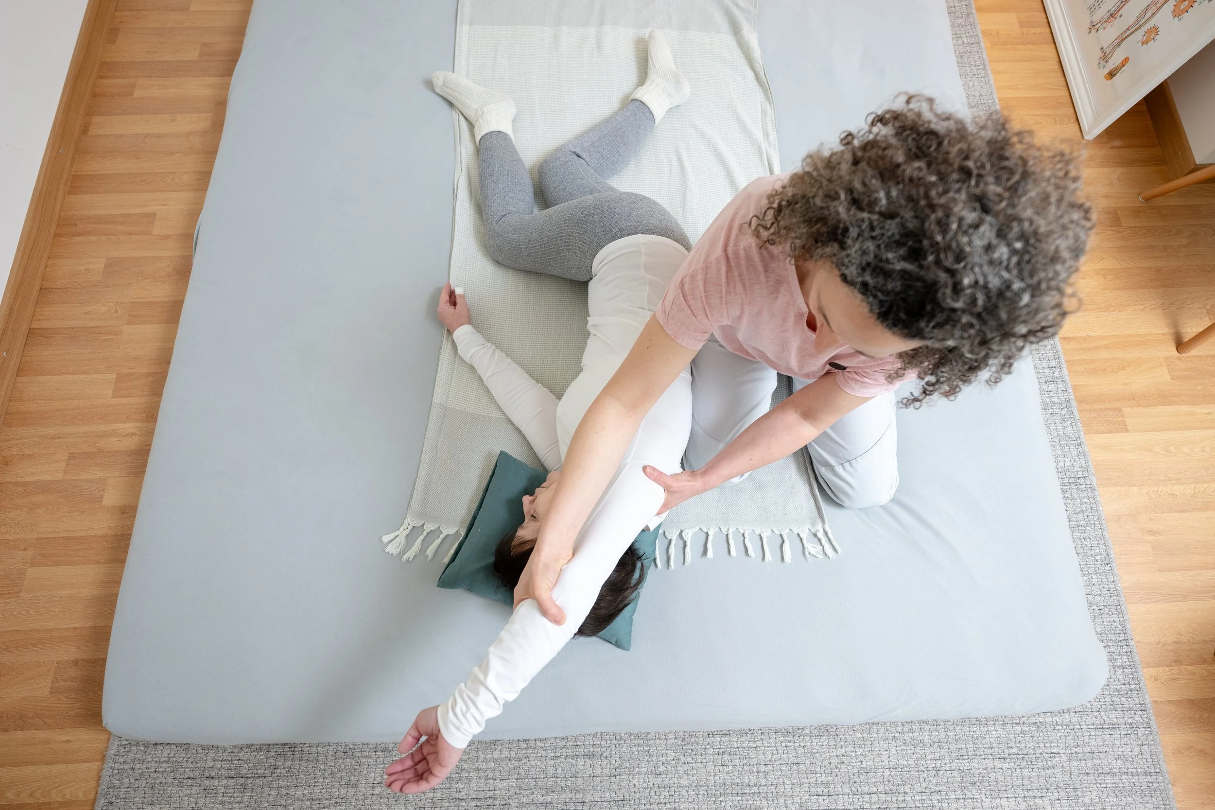 Shiatsu mit Dehnungen und Rotationen in Bern – achtsame Körperarbeit für Entspannung und Energiefluss