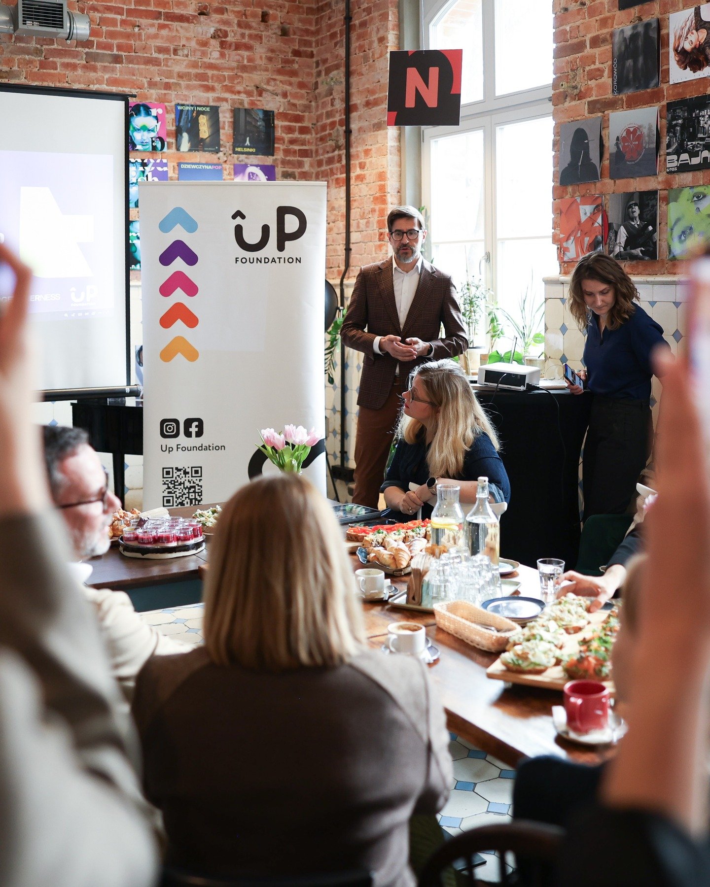 Wczoraj oficjalnie zainaugurowaliśmy kampanię 

&rarr; Alfabet NGO &ndash; Powiemy Ci coś, czego nie wiesz. 

Podczas śniadania prasowego w @tomy_kawiarnia_gdansk miałem przyjemność opowiedzieć o założeniach kampanii, kt&oacute;rej jestem autorem. 

