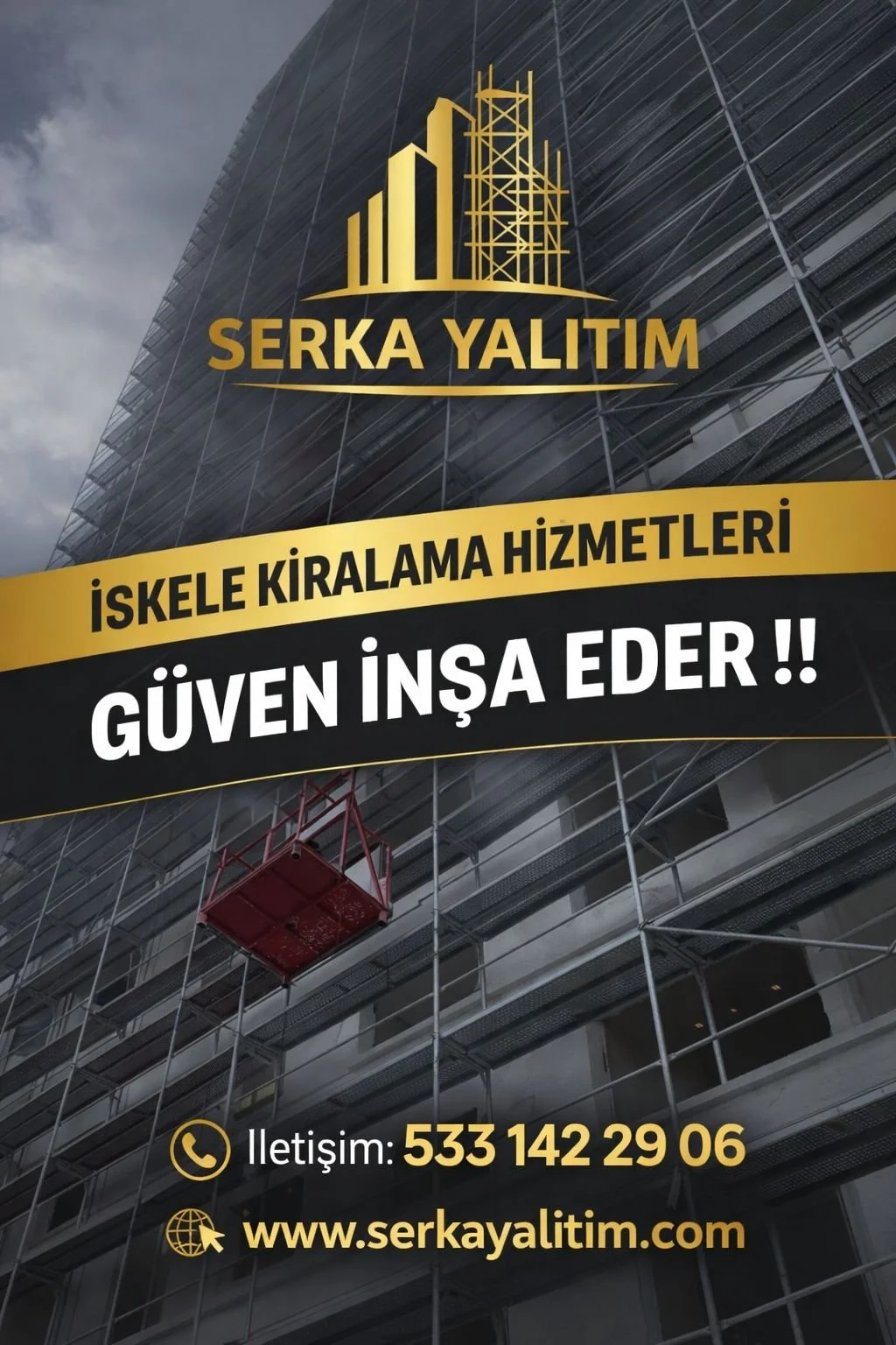 Arka planda inşaat iskelesi bulunan, Serka Yalısım'ın iskele kiralama hizmetlerini tanıtan bir tabela.