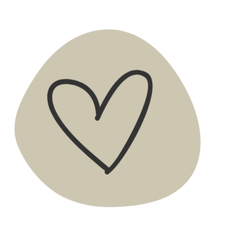 Cœur dessiné à la main sur un fond beige ovale.