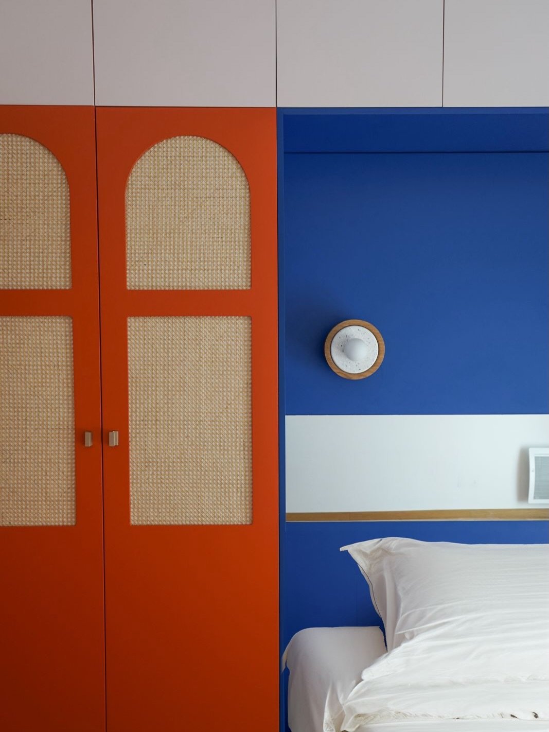 Dans cette chambre, chaque choix avait un objectif clair : maximiser la perception du volume sans alourdir la pi&egrave;ce.

✌🏼Le miroir en t&ecirc;te de lit vient ainsi agrandir visuellement la chambre, refl&eacute;ter la lumi&egrave;re et prolonge