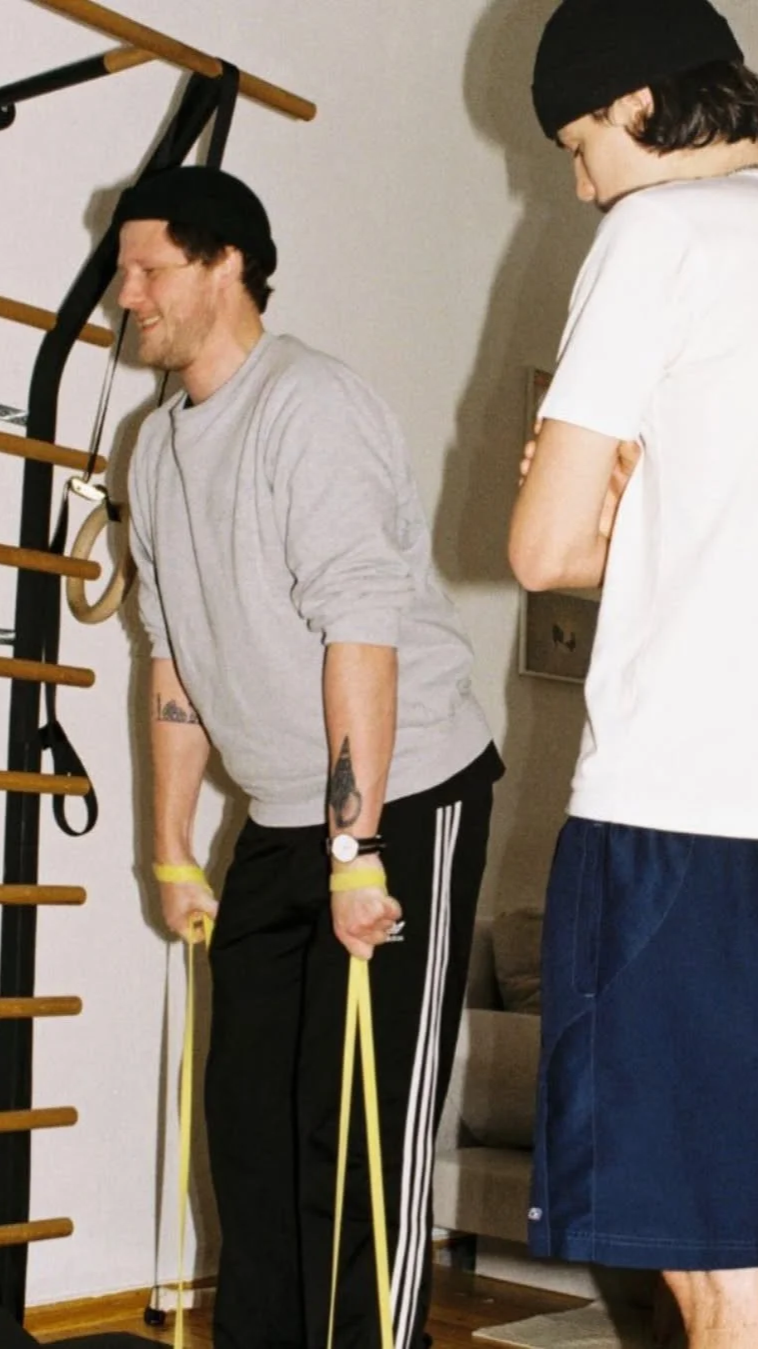 Analoge Blitzaufnahme von Menschen beim Training. Link zu werde Teil des Clubs auf Instagram @unfit.club