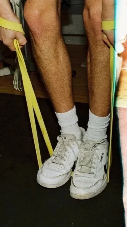 Analoge Blitzaufnahme von Menschen beim Training. Link zu werde Teil des Clubs auf Instagram @unfit.club