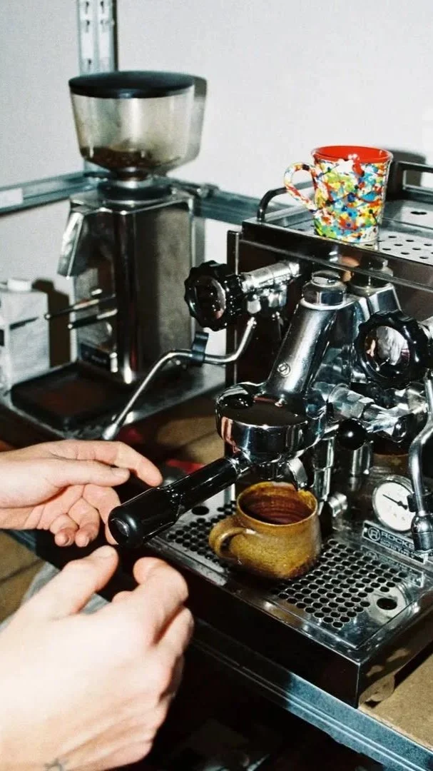 Analoge Blitzaufnahme von jemandem, der einen Espresso zubereitet. Link zu werde Teil des Clubs auf Instagram @unfit.club