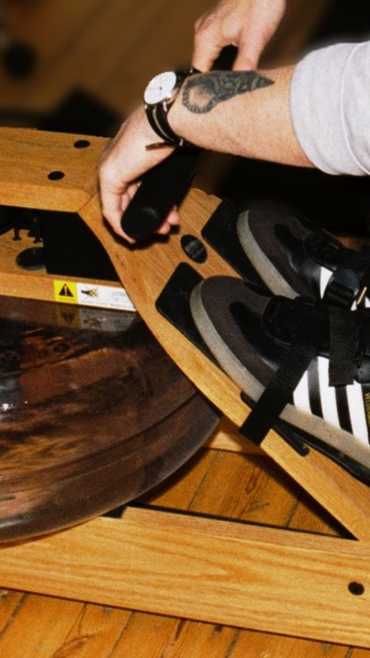 Analoge Blitzaufnahme von Menschen beim Training. Link zu werde Teil des Clubs auf Instagram @unfit.club