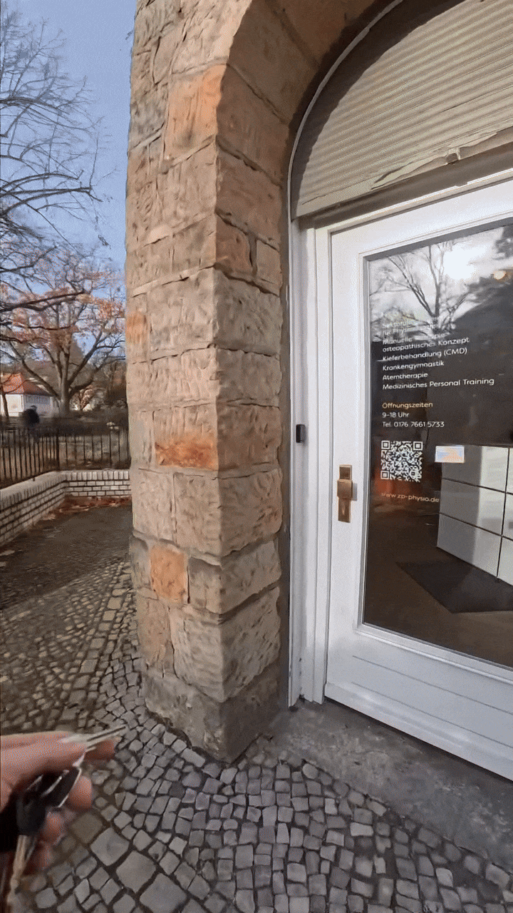 POV-Video eines Tages im Leben einer Physiotherapeut*in – Laden öffnen, Espresso zubereiten, Vinyl auf dem Plattenspieler abspielen. Link zu werde Teil des Clubs auf Instagram @unfit.club