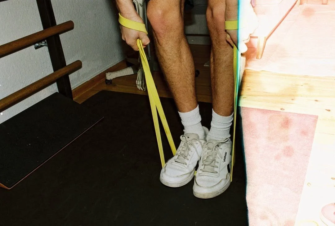 Analoge Blitzaufnahme von Menschen beim Training. Link zu werde Teil des Clubs auf Instagram @unfit.club