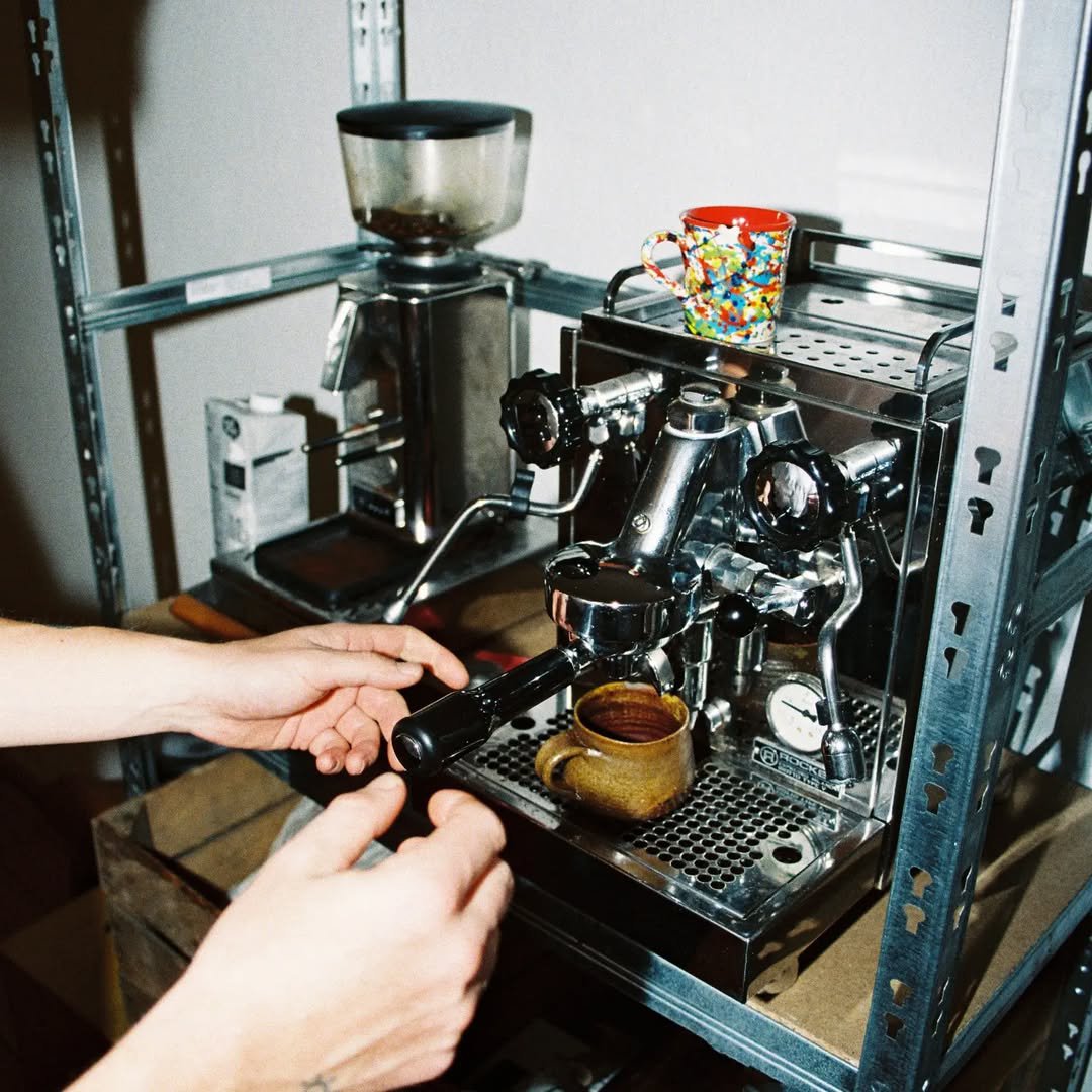 Analoge Blitzaufnahme von jemandem, der einen Espresso zubereitet. Link zu werde Teil des Clubs auf Instagram @unfit.club