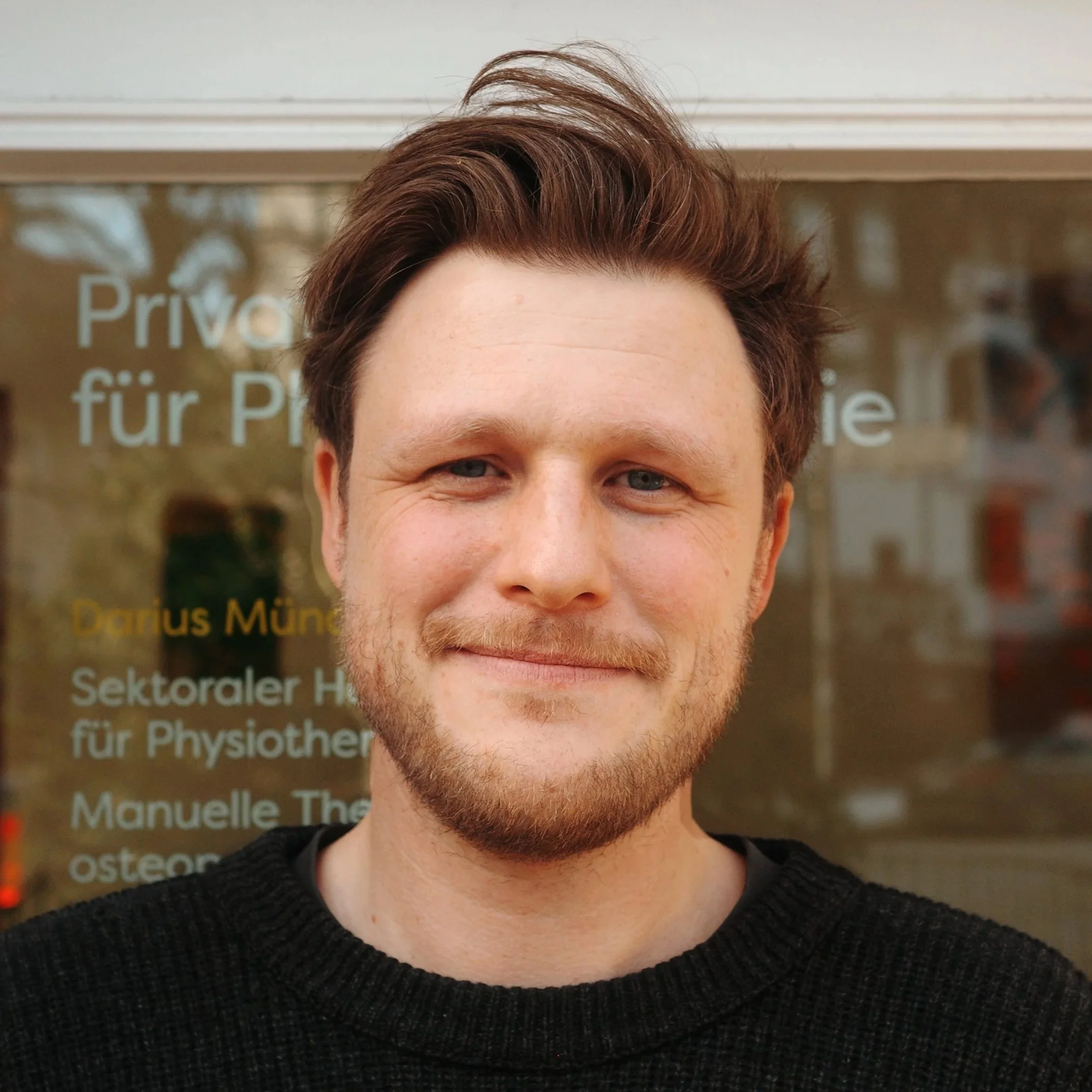 Profilbild des Physiotherapeuten Darius Münch.