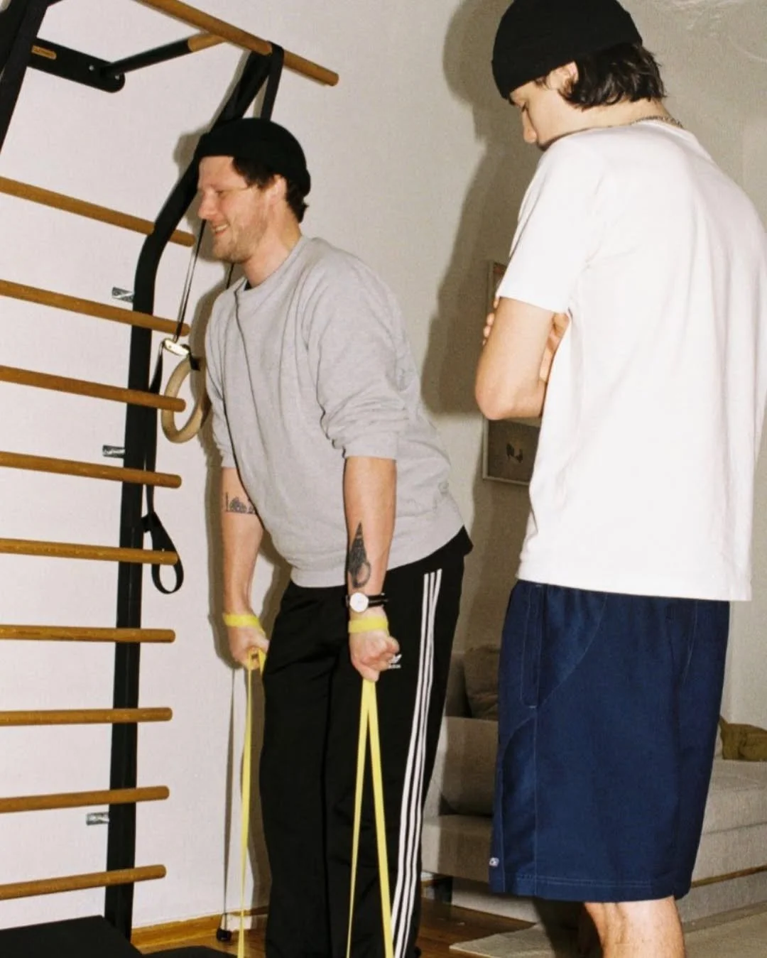 Analoge Blitzaufnahme von Menschen beim Training. Link zu werde Teil des Clubs auf Instagram @unfit.club