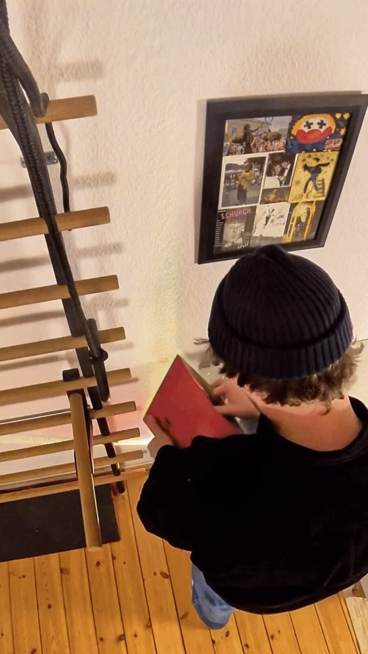 POV-Video eines Tages im Leben einer Physiotherapeut*in – Laden öffnen, Espresso zubereiten, Vinyl auf dem Plattenspieler abspielen. Link zu werde Teil des Clubs auf Instagram @unfit.club