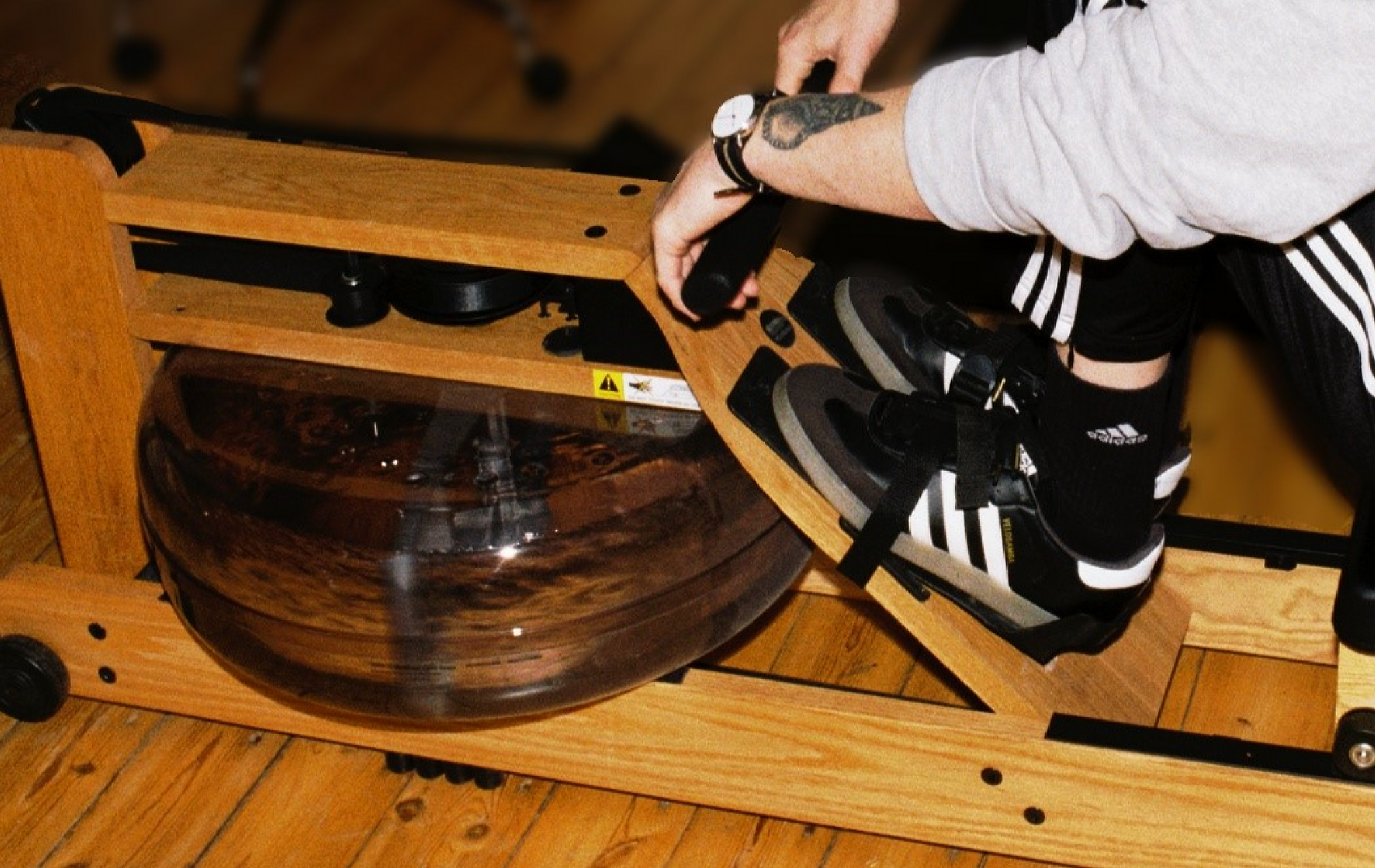 Analoge Blitzaufnahme von Menschen beim Training. Link zu werde Teil des Clubs auf Instagram @unfit.club