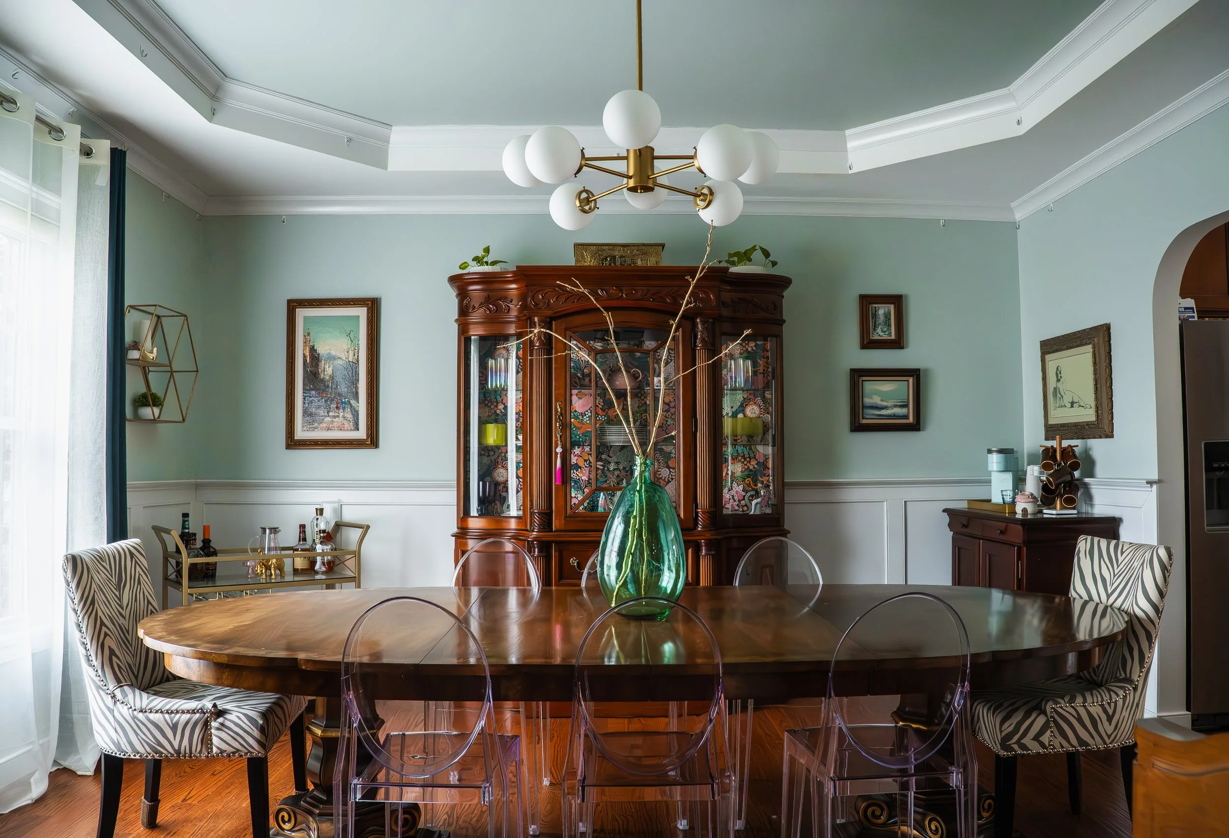 TRADITIONAL DINING ROOM - 

Elevating heritage with hospitality. By balancing grand architectural details with soft, inviting light, I create spaces that honor the past while welcoming the present.