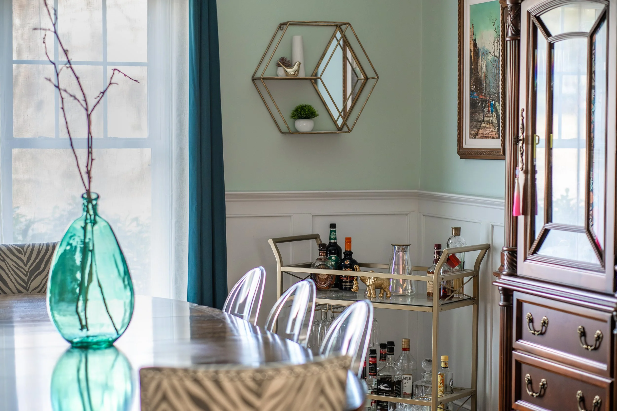 AIRY DETAIL - 

Light and clarity. By pairing crisp, cool tones with organic glass elements, this space invites a sense of breathability and calm into daily gatherings.