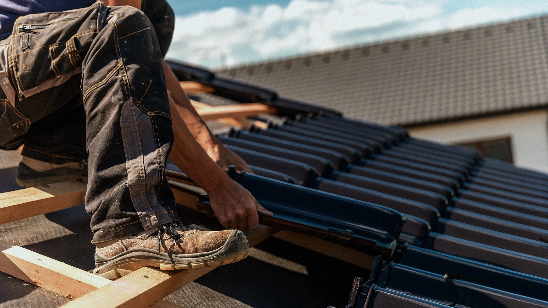 Landesinnungsverband des Dachdeckerhandwerks RLP – Branding – Dachdecker bei der Arbeit – Janz Design